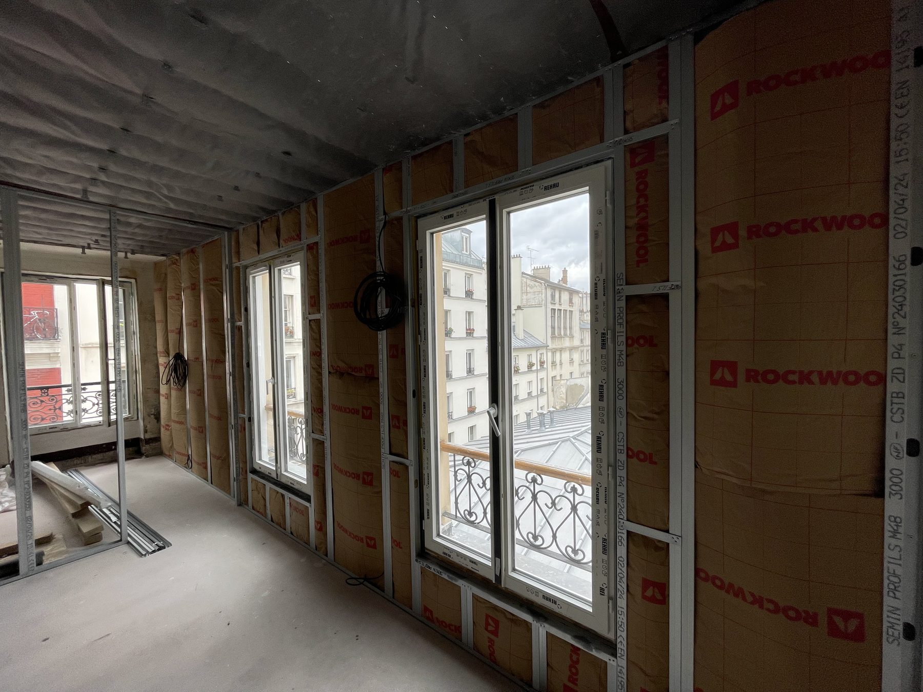 Isolation thermique par l’intérieur en cours de pose