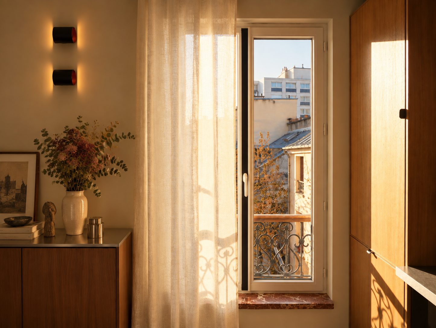 Séjour rénové, menuiseries bois et lumière du soir